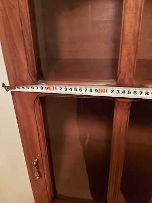 продавам изящен поръчков трапецовиден скрин: 80 см задна 40 см предна