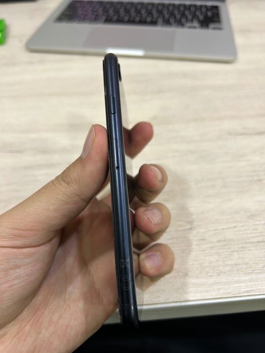 Iphone SE 64gb / black / Емкость 100 /Оригинал