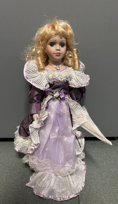 Красиви Порцеланови Кукли със стойки и кутии 40см