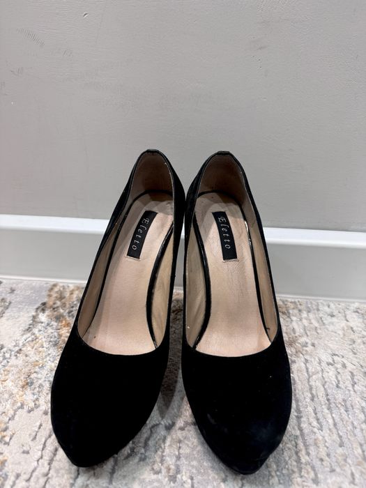 Черные замшевые туфли