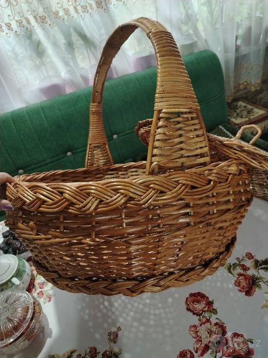 Красивая, большая (55×50) карзина.