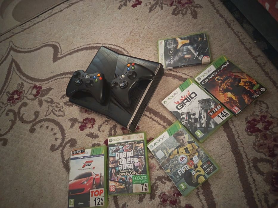 Vând x Box 360 cu jocuri cu cabluri cu manete !
