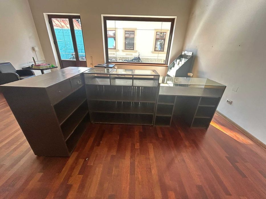 LICHIDARE: Mobilier comercial LEMN MASIV și sticlă (6 piese) – Centru Cluj (Parter)