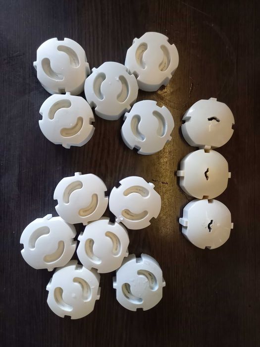 Предпазни лепенки за чекмеджета и шкафове от детски ръчички + подарък