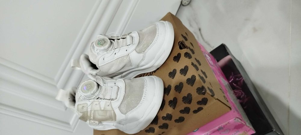 Кроссовки детские.