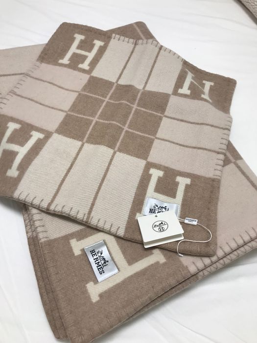 Hermes одеяло и възглавница