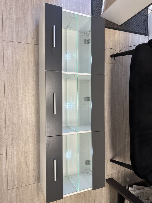 Витрина за стена с LED засветяване и шкаф с плътна врата