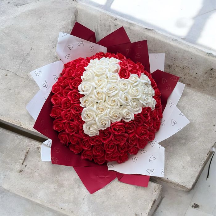 Buchet cu 101 trandafiri ideal pentru Valentine’s Day