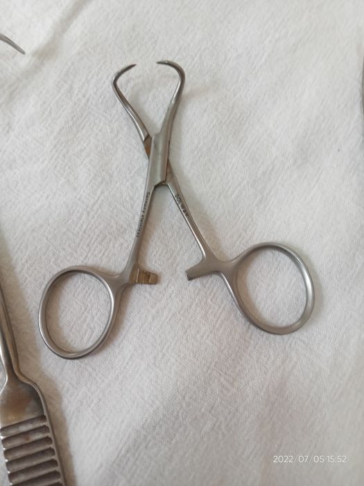 Meditsinskiy qaychi pinsetla