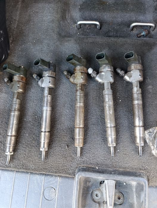 Продавам 5 броя дюзи за Mercedes ML 270 CDI (W163) 2.7 дизел (OM612).