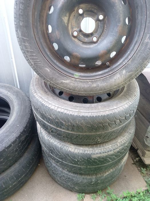 Vând anvelope la un preț avantajos.