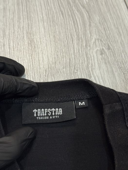 Tricou Trapstar de culoare neagră cu imprimeu brodat – mărimea M