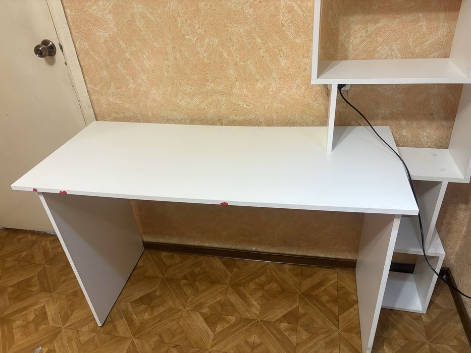 Компьютерный стол ,белый,с полками
