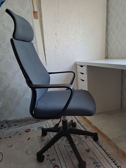Офисной стол и кресло