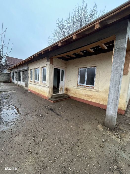 De vanzare casa in Roman cu 4 camere,suprafata teren 515mp, 85.000euro