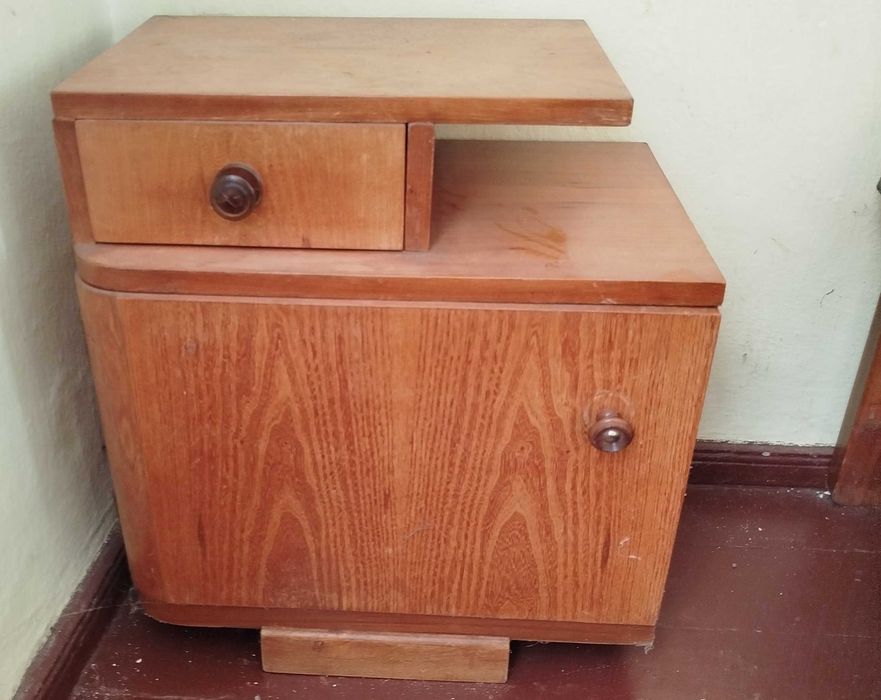 стара спалня, с 2 нощни шкафчета, трикрилен гардероб и тоалетка