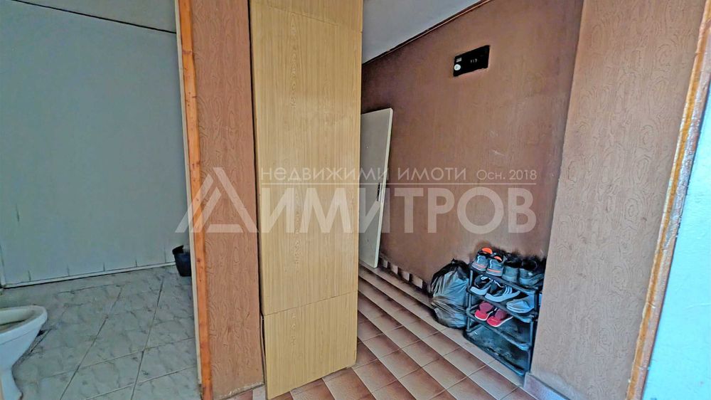 Продава двустаен апартамент 65 кв.м. нисък етаж в гр. Нови пазар.