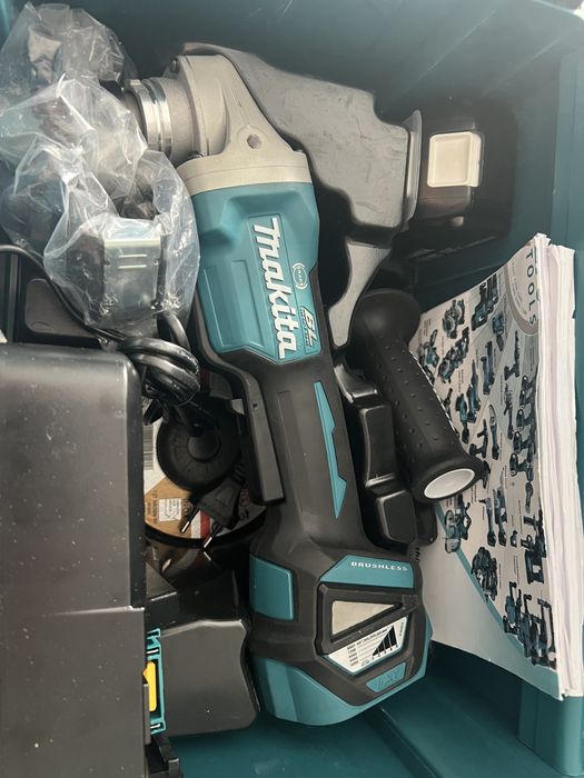 Makita DGA517 Flex, incarcator, baterie 5Ah plus valiza de transport.