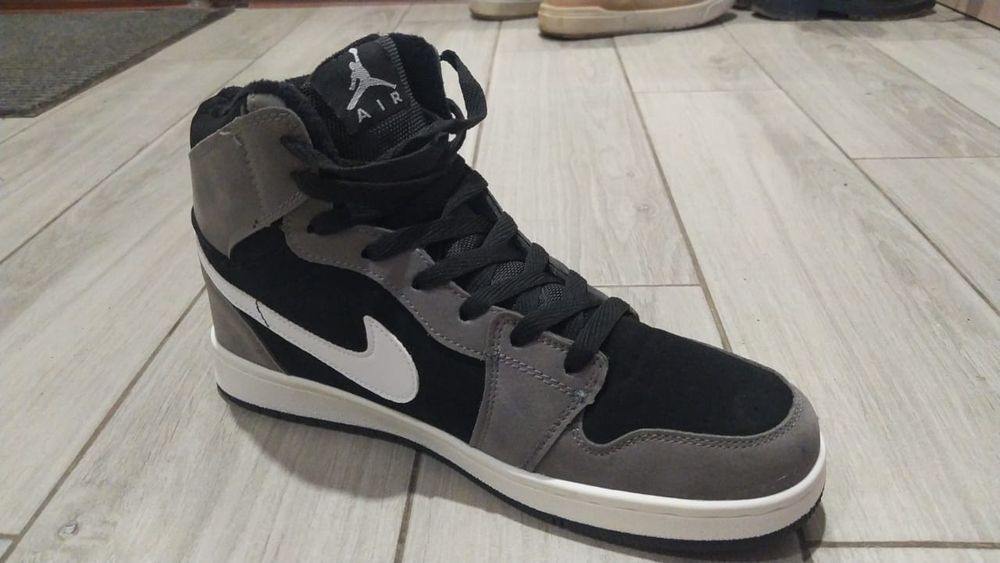 Новые зимние кроссовки Nike