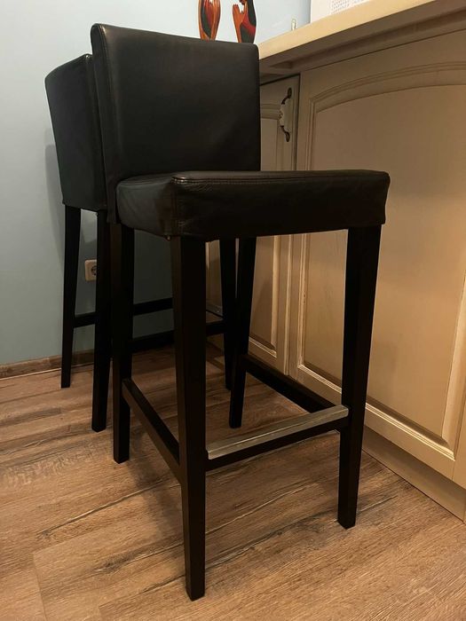 Два високи бар стола IKEA HENRIKSDAL - еко кожа, много запазени