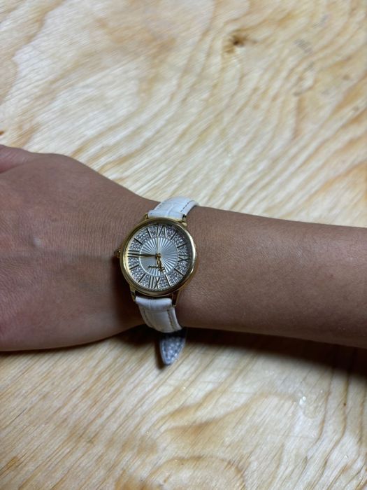 Часы женская белая