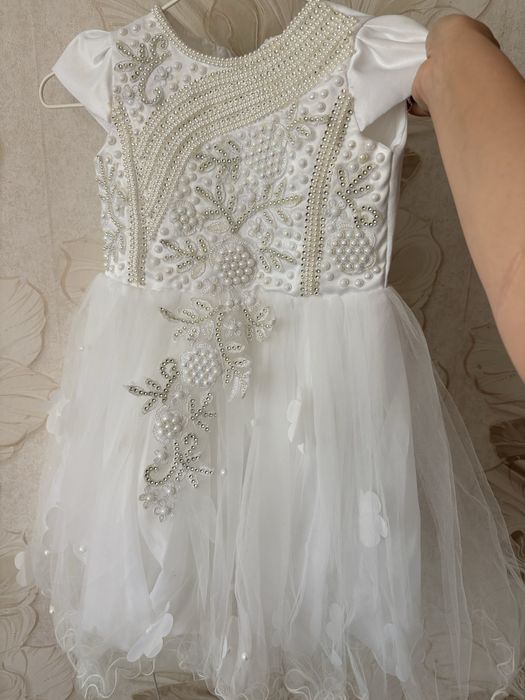 Продам платье на 3-4 года девочке