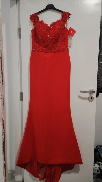 Червена официална рокля