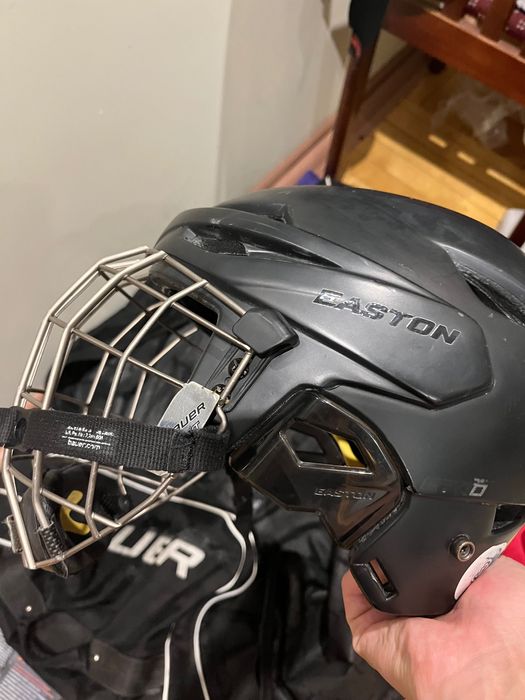 Продам хоккейный шлем Easton E700