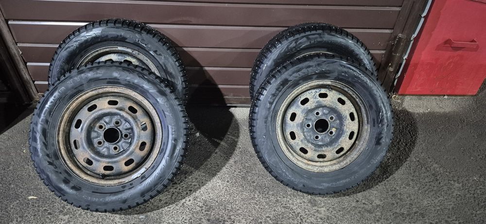 Продам шины зимние  с дисками