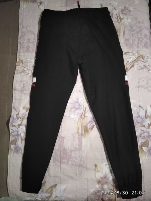 Продавам юношеско долнище Tommy Glair