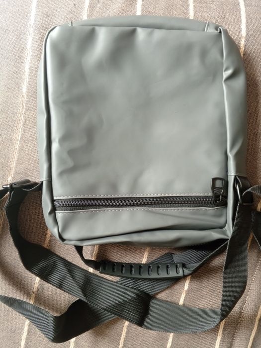 Сумка мужская серого цвета.