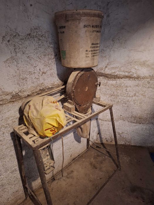 Moară macinat cereale si căruță