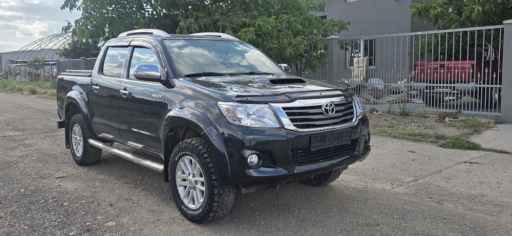 TOYOTA Hilux