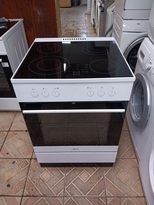 Свободно стояща печка с керамичен плот Gram с две години Гаранция!