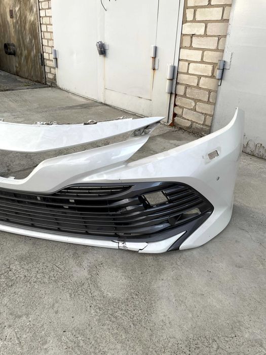 Продам бампер на камри 70, вместе с решеткой, оригинал