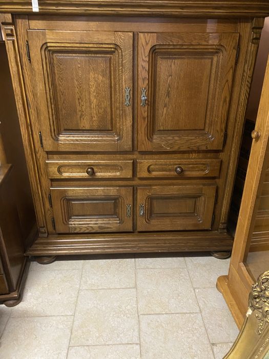 Продавам масивен шкаф