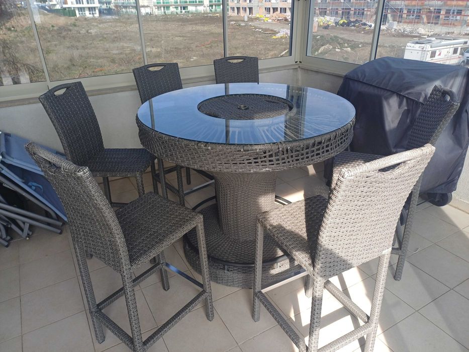 Продавам градински сет от маса и 6 бар стола от естествен ратан