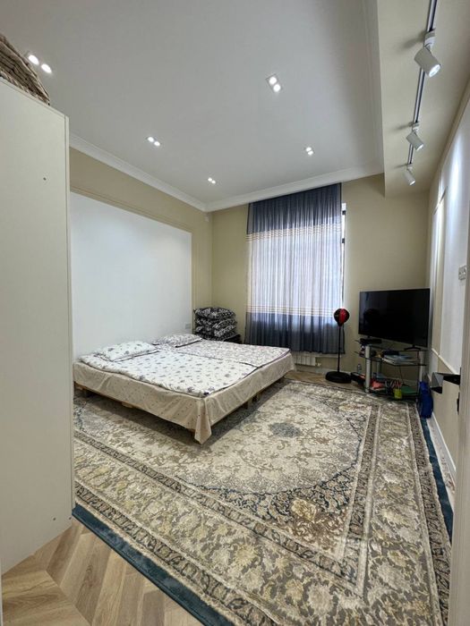 3 xonalik kvartira sotiladi. 1-etaj 92 kv lik xonadon.