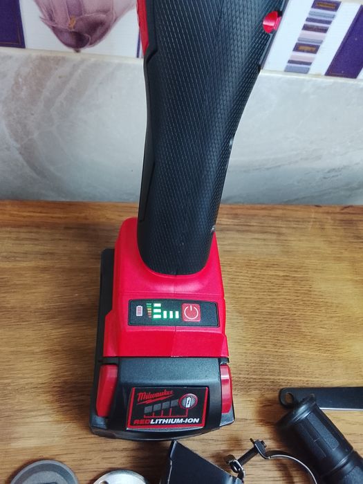 Flex Milwaukee cu variator de viteza și o baterie de 6A