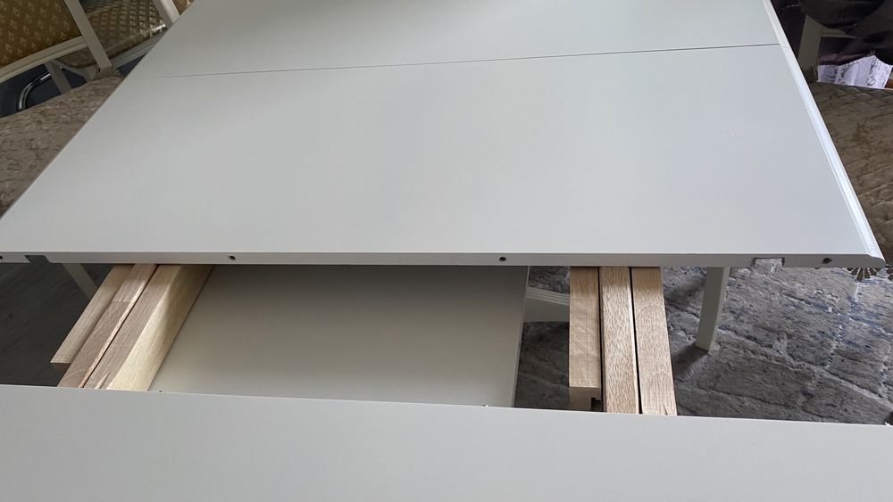 Малайзийский стол для гостиной