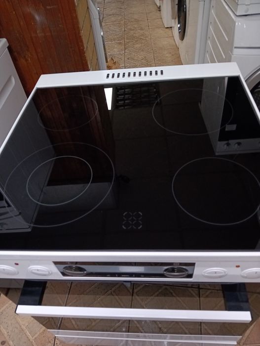 Като нова  печка с керамичен плот Gram с  2 години Гаранция!