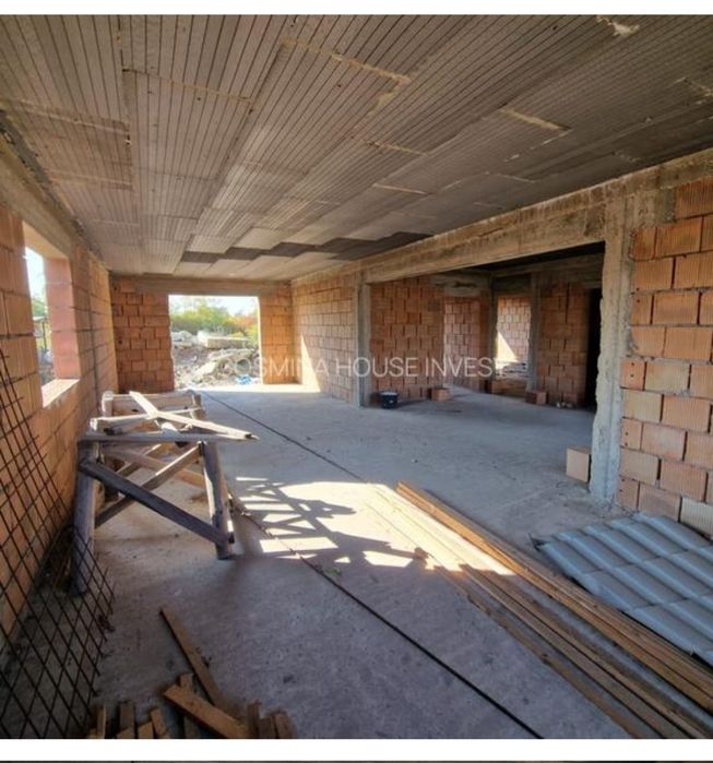 Casă de vânzare la rosu