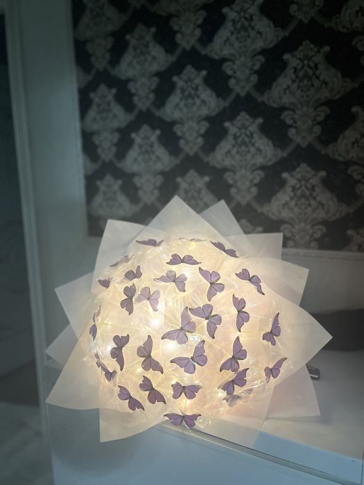 Бабочка в букете