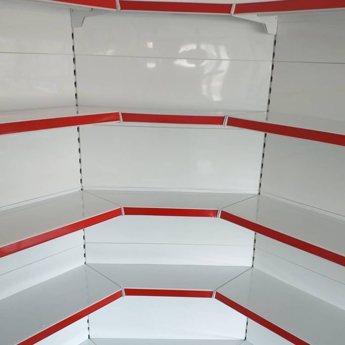 Стеллажи разной высоты и цветные стеллажи