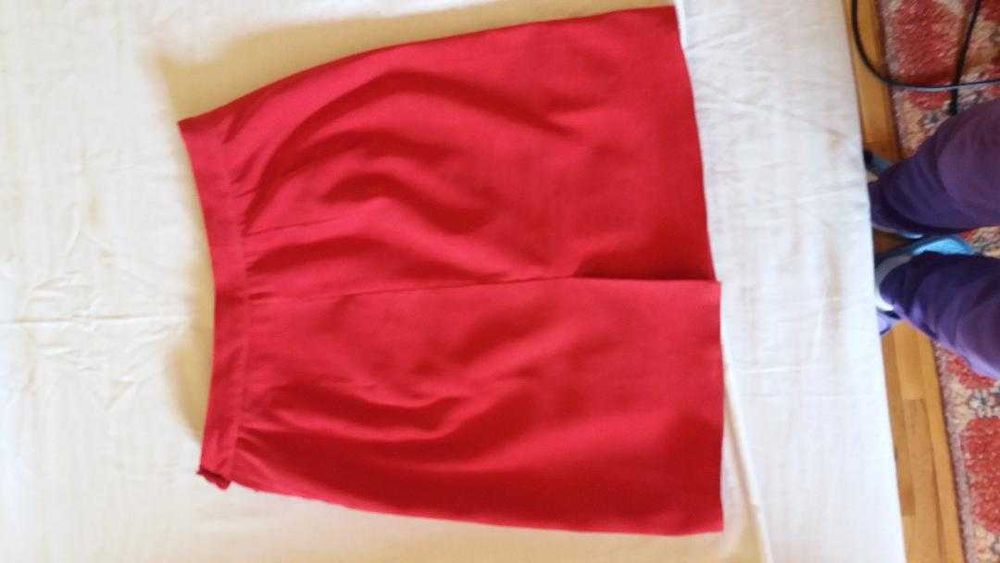 Fusta scurta din stofa subtire, catifelata, rosie, captusita.