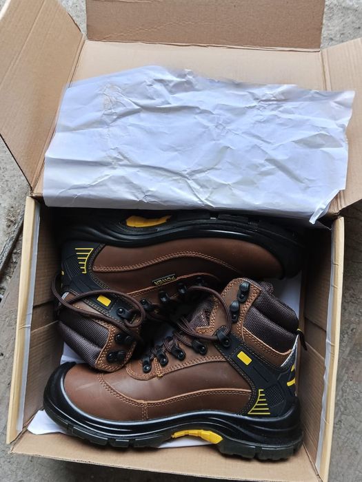 Продам спец ботинки с железными носками