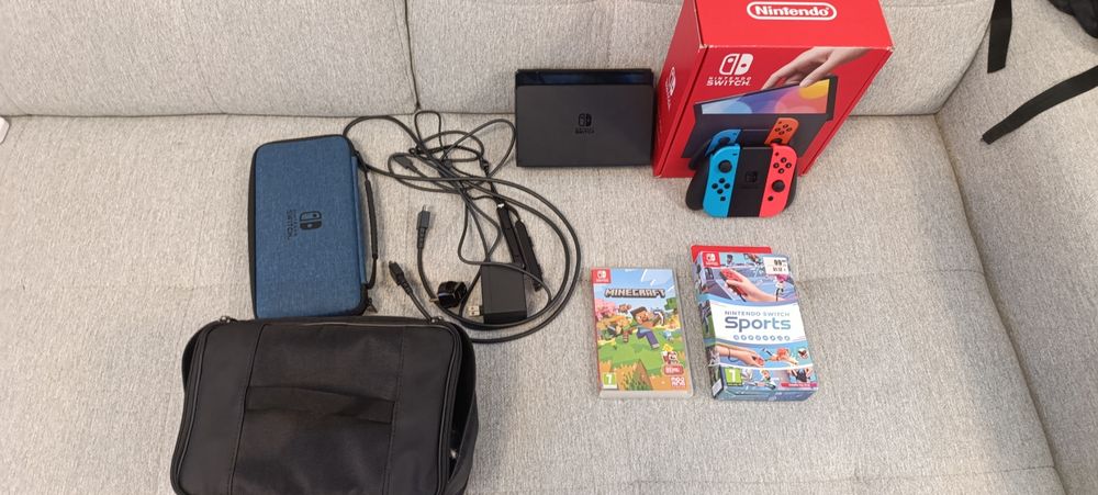 Nintendo switch oled + 2 игри и 2 калъфа