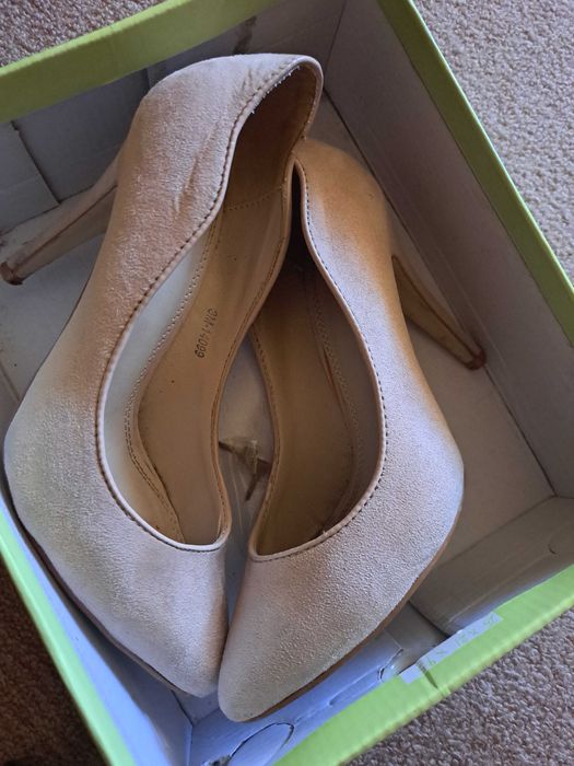 Дамски обувки на ток в бежово