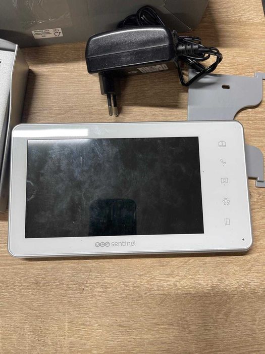 Interfon video cu cablu SCS Sentinel Visiokit 7, cu placă de exterior cu vizieră, sistem antivandal, vedere nocturnă, ecran de 18 cm, Visiokit 7
