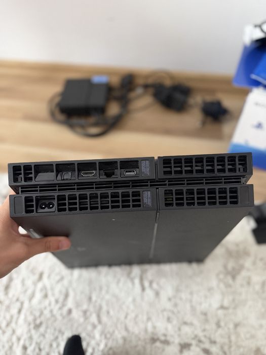 Playstation 4 + dock de incarcare controllere + ochelari VR Playstation. Ps ul se poate vinde separat
